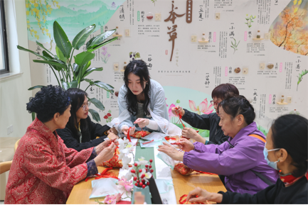聆听故居往事 以香囊寄安康